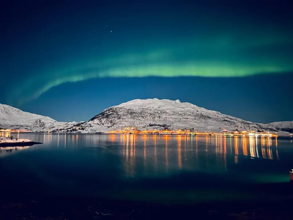 Kvaløya apartment by the sea — appartement 100 m² sur Kvaløya avec aurores boréales au-dessus du fjord