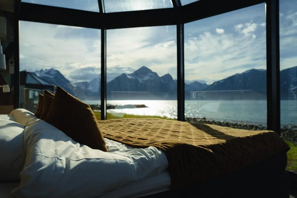 Lyngen North — igloos de verre bord de mer face au fjord de Lyngen sous les aurores boréales à Rotsund