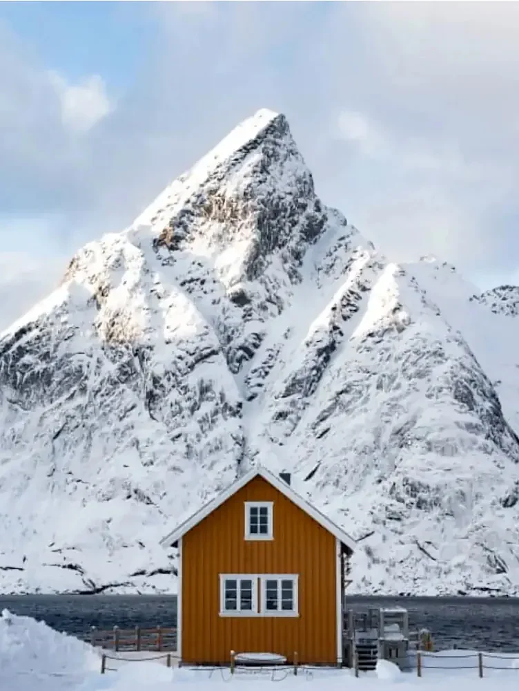 Casa naranja de Sakrisøy, Islas Lofoten (Noruega)