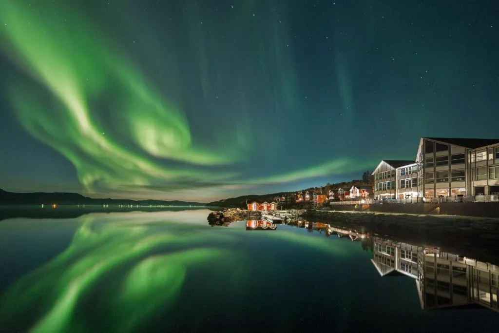 Malangen Resort — complexe First Hotels bord fjord Malangen avec restaurant et Camp Nikka aurores boréales