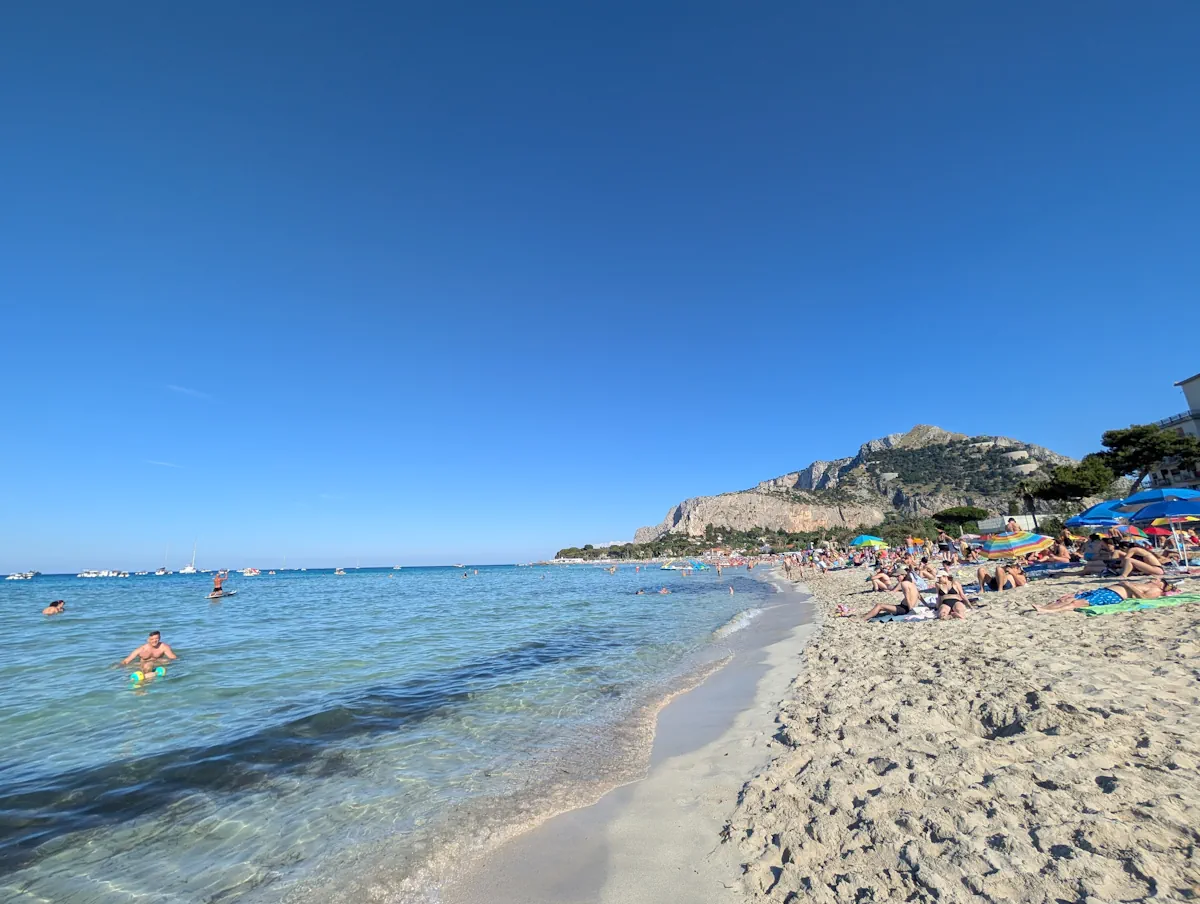 Eau turquoise Plage Mondello Palerme