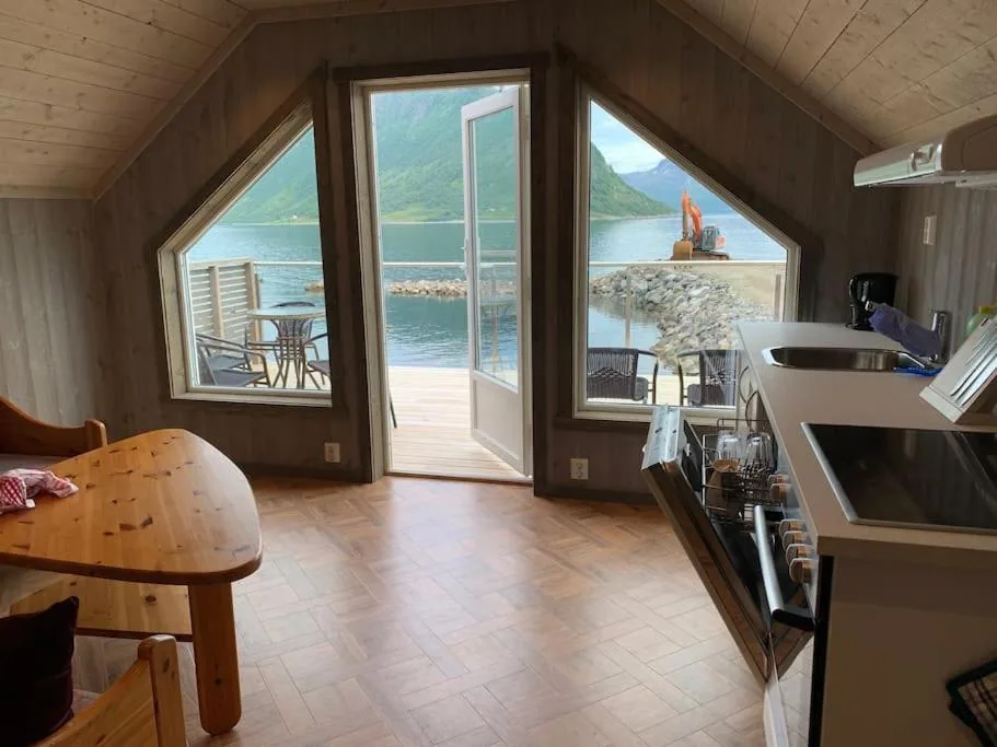 Rorbu Kaldfarnes Yttersia — grande baie vitrée fjord Senja