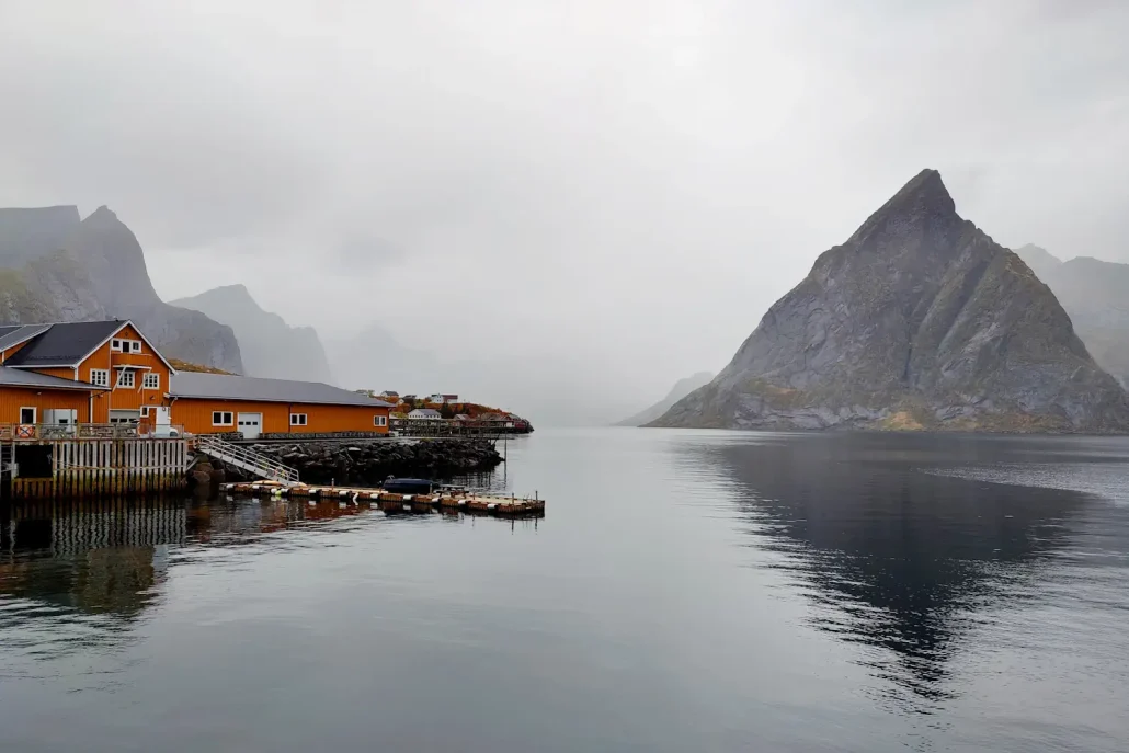 Visitar las Islas Lofoten, pueblo de Sakrisøy, Moskenesøya, en otoño
