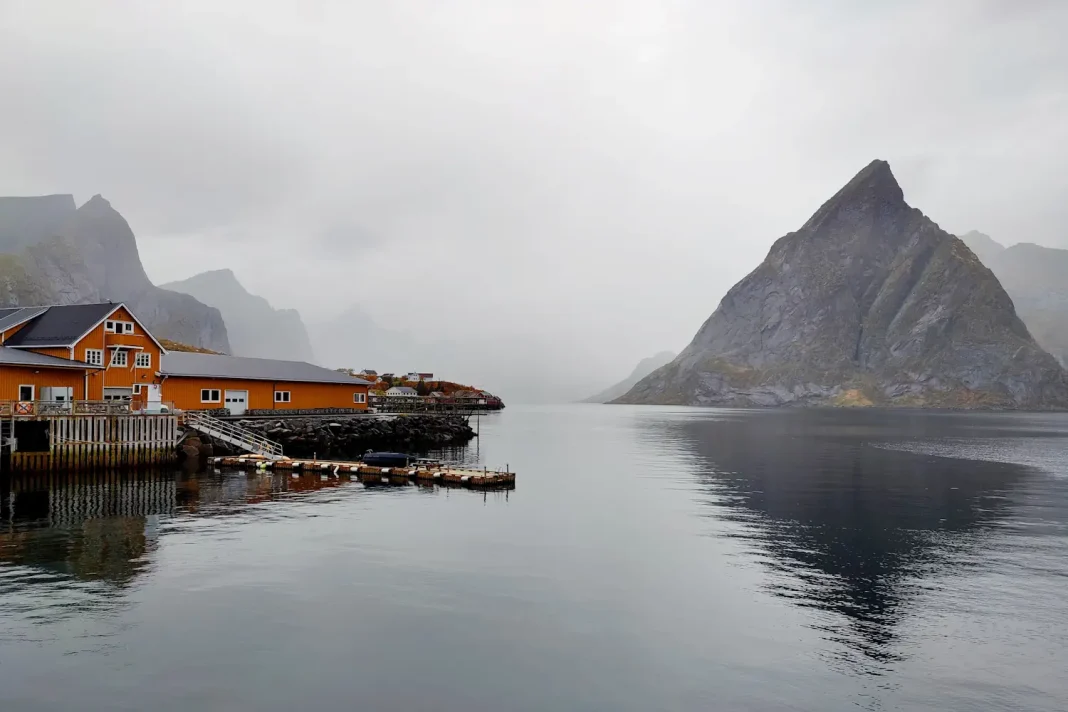 Visitar las Islas Lofoten, pueblo de Sakrisøy, Moskenesøya, en otoño
