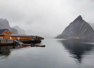 3 itinéraires pour découvrir les Iles Lofoten (3, 5 ou 7 jours) Visiter iles lofoten village sakrisoy moskenesoya automne