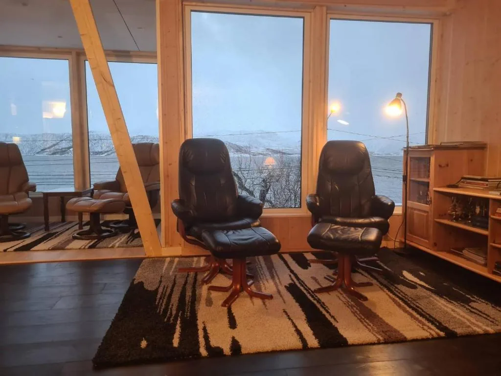 Senja Skaland — maison baie vitrée fjord Melkarhola