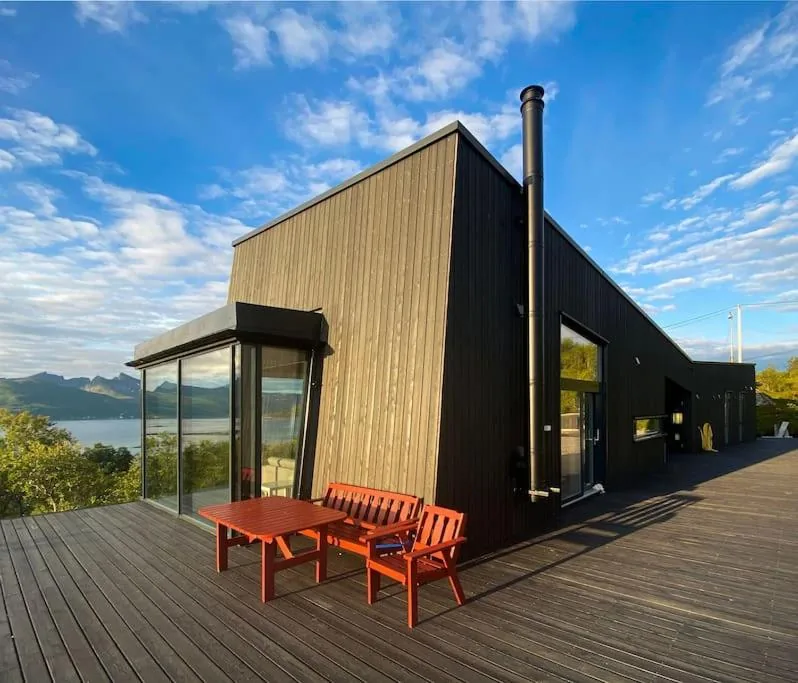 Senjavista — cabine d'architecte surplombant le fjord Skaland Senja