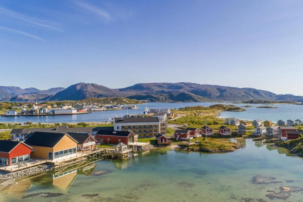 Sommarøy Arctic Hotel Tromsø — hôtel iconique bord de mer village Sommarøy sous les aurores boréales