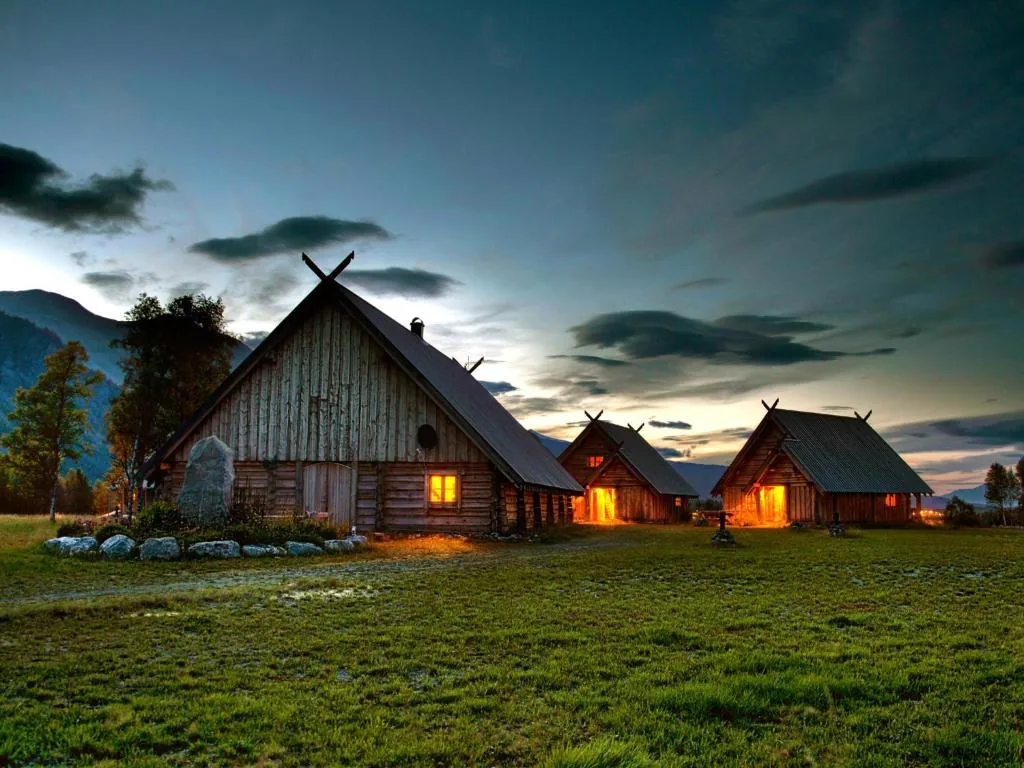 Viking Cabins MIT FabLab Solvik Kvalvik — cabines rondins Alpes Lyngen