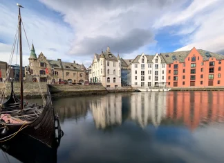 Que faire à Alesund, découvrez la jolie ville à l’architecture Art Nouveau Visiter Alesund Norvège fjords bateau viking