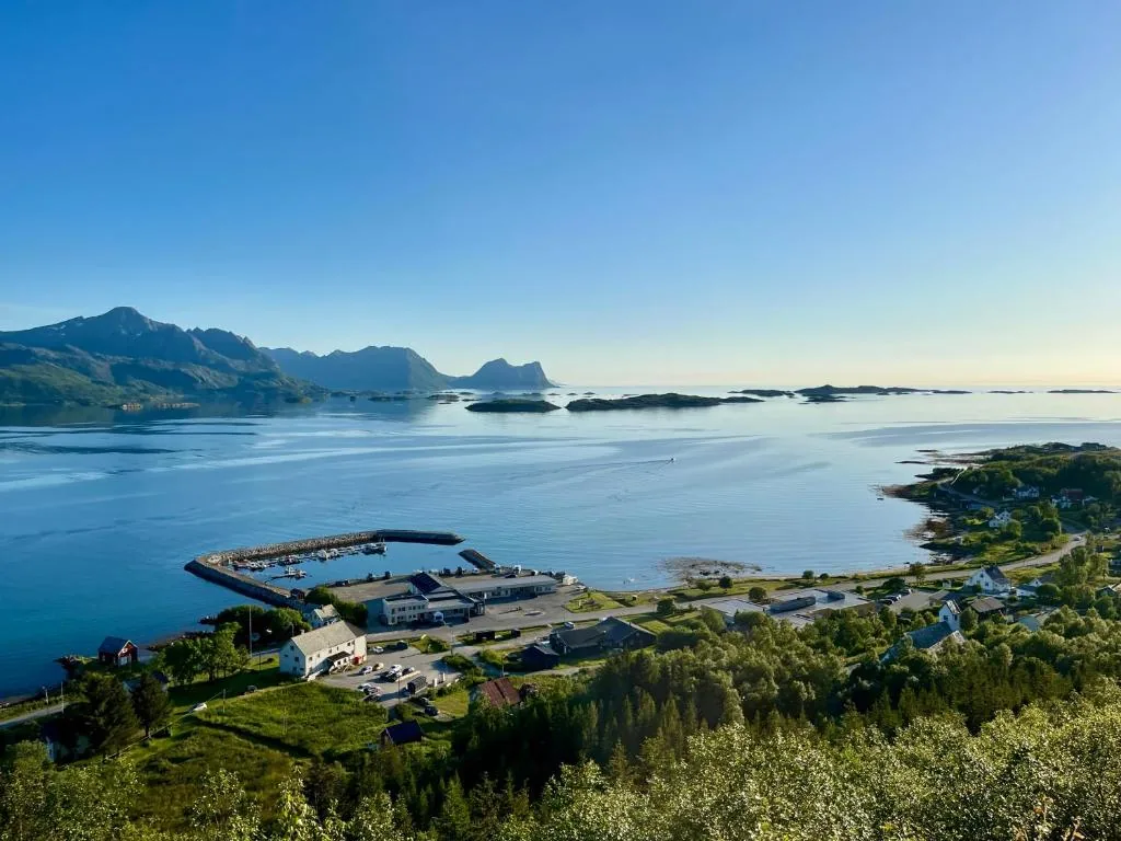 Yttersia Base — hôtel neuf centre Senja plage Bøvær