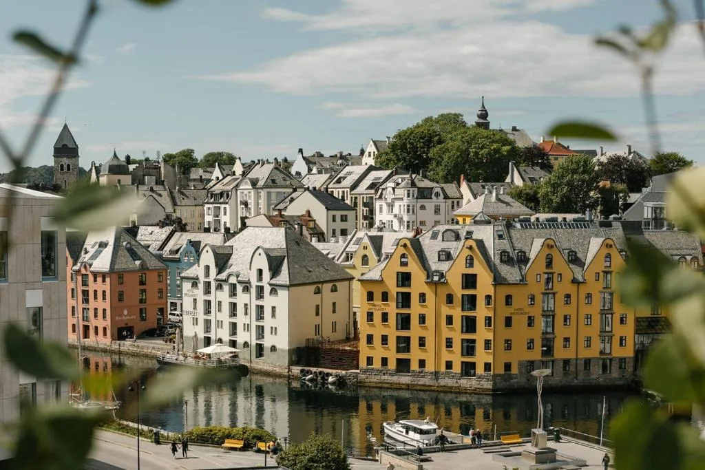 Hotel Brosundet — hôtel design au bord du détroit d'Ålesund
