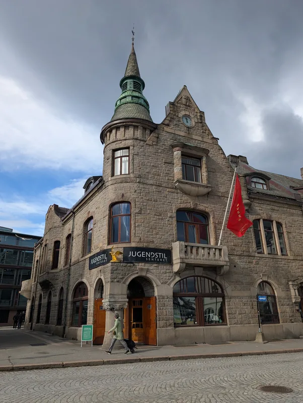 Façade du Jugendstilsenteret à Ålesund Façade en pierre du musée Jugendstilsenteret d'Ålesund coiffée d'une tourelle verte, cœur de l'Art nouveau norvégien.
