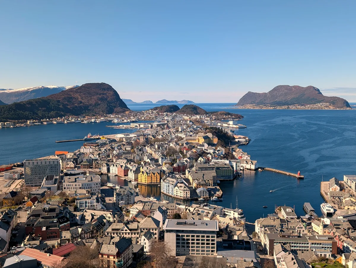 Panorama du Mont Aksla sur Ålesund et le fjord Vue emblématique depuis le belvédère du Mont Aksla sur la ville d'Ålesund lovée entre les fjords et les îles, en Norvège.