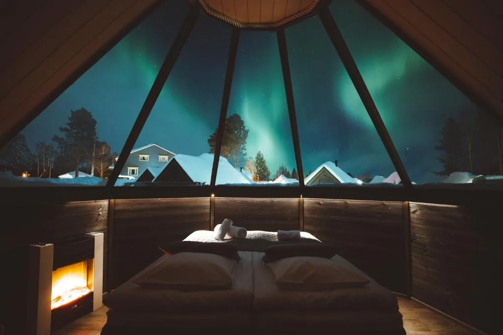Cabaña Aurora del Apukka Resort en Rovaniemi, iglú de cristal para observar las auroras boreales desde la cama en Laponia finlandesa