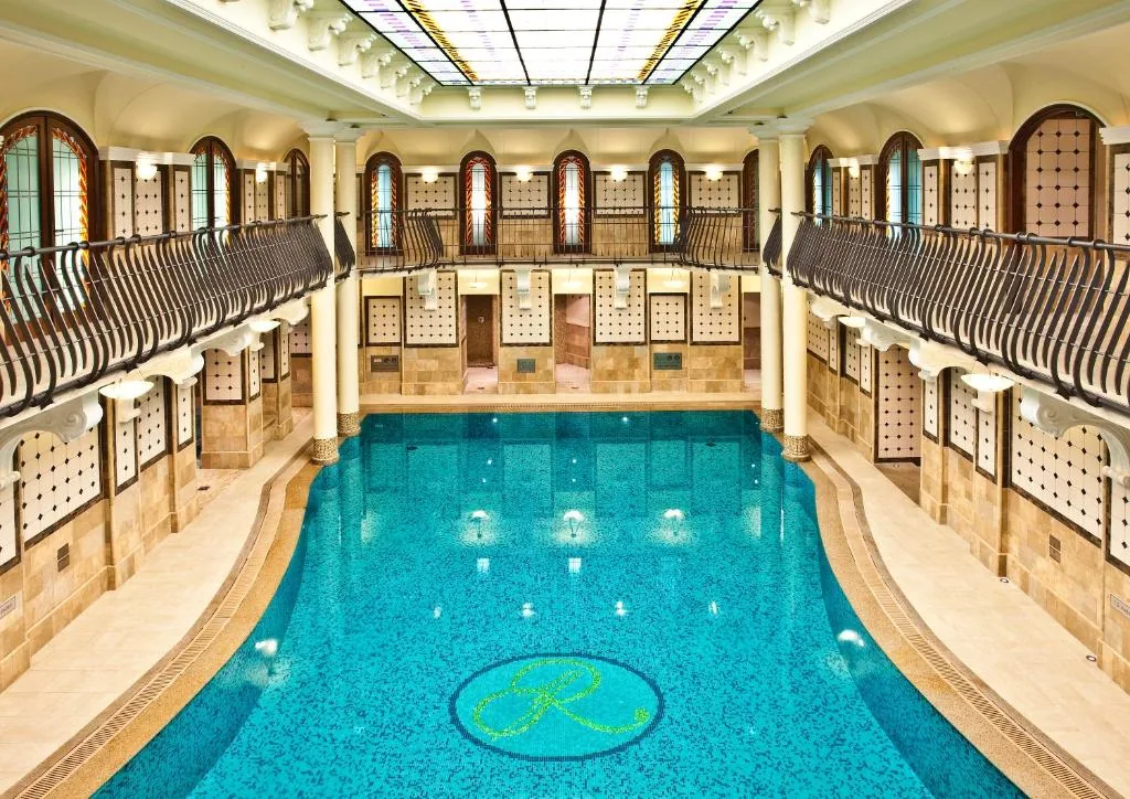 Corinthia Budapest, hôtel 5 étoiles légendaire fin 1800 avec Royal Spa Art déco et atrium spectaculaire dans le 7e arrondissement