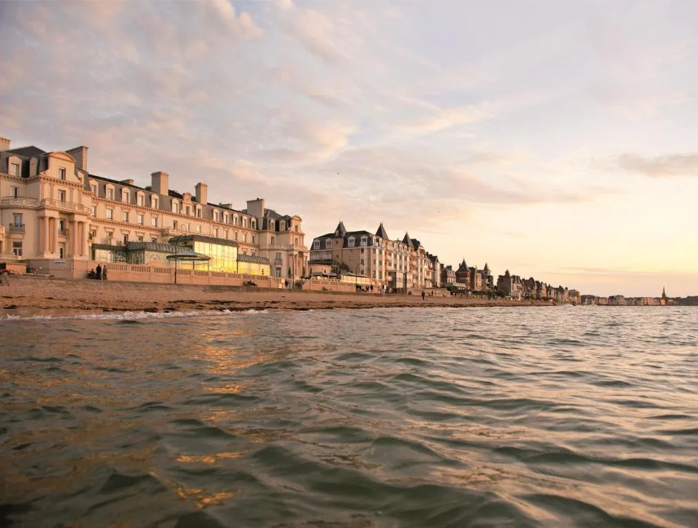 Grand Hôtel Des Thermes en Saint-Malo, palace Belle Époque frente al mar en la playa del Sillon con spa y piscina Aquatonic