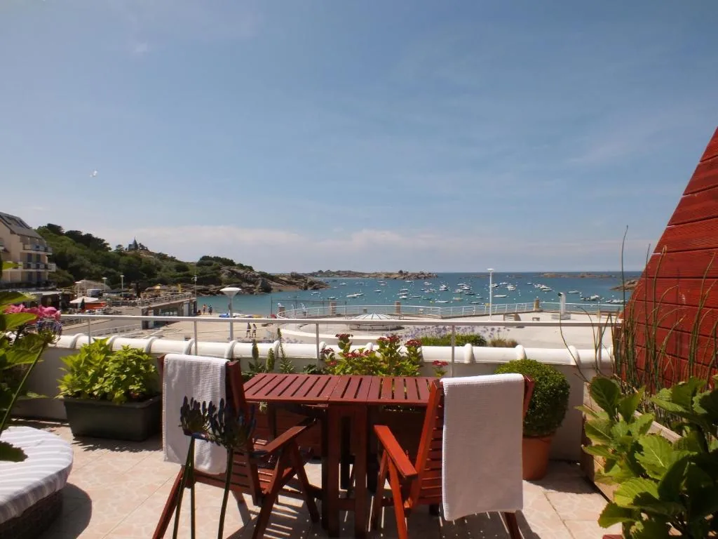 Hôtel Le Beauséjour en Trégastel, hotel familiar desde 1952 sobre la playa de Coz-Pors en la Costa de Granito Rosa