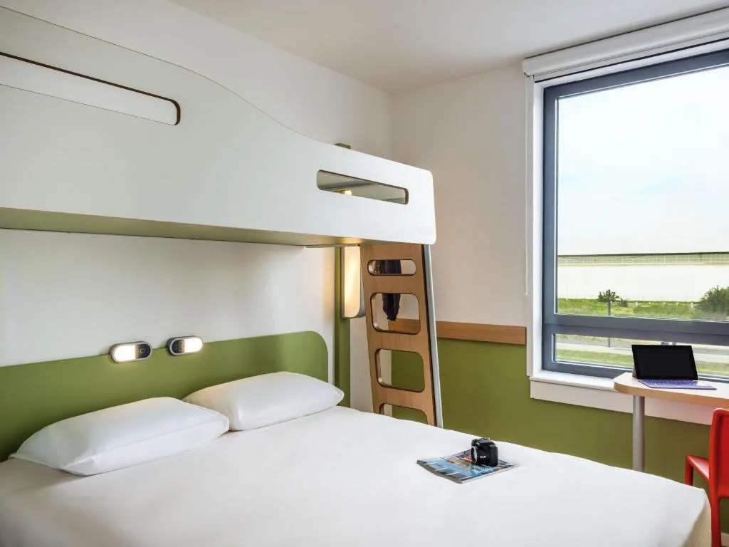 ibis budget Paris Coeur d'Orly Airport - hôtel économique avec passerelle vers Terminal 4 Bâtiment ibis budget Paris Coeur d'Orly Airport, hôtel 2 étoiles économique avec passerelle vers le Terminal 4