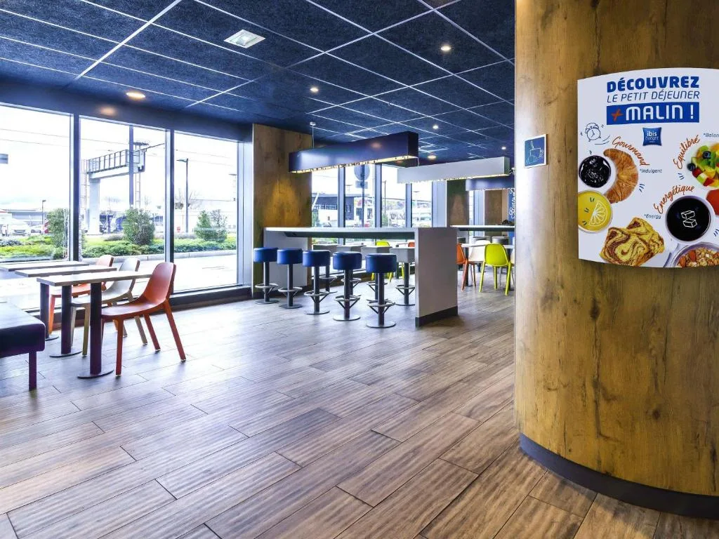ibis budget Paris Coeur d'Orly Airport - chambre familiale triple pratique aéroport Chambre triple ibis budget Paris Coeur d'Orly Airport avec lit double et lits superposés, idéale pour familles budget