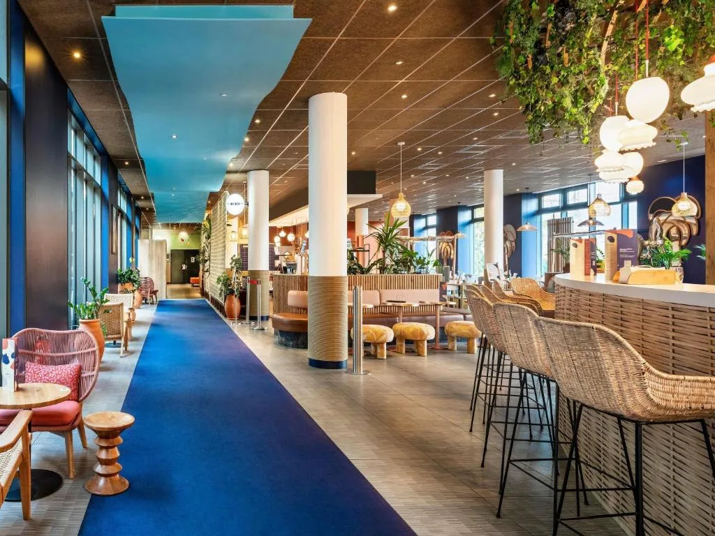 ibis Paris Coeur d'Orly Airport - restaurant lumineux hôtel Accor rénové 2023 Restaurant intérieur de l'ibis Paris Coeur d'Orly Airport, hôtel Accor à 300 m du Terminal 4