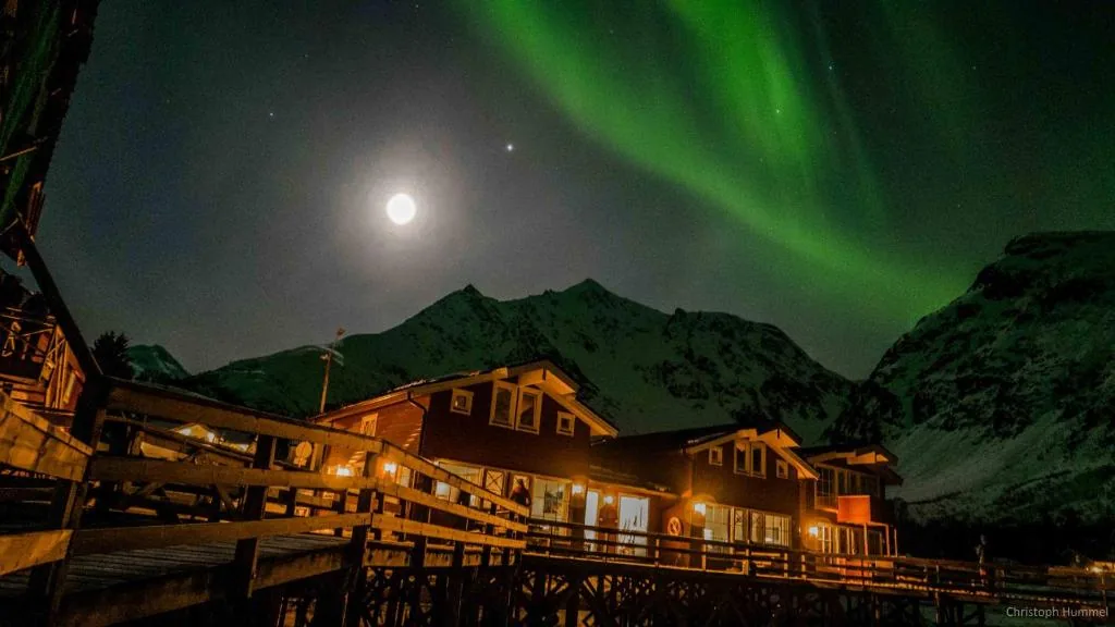 Koppangen Brygger, lodge au bout de la route sur le Lyngenfjord avec aurores boréales visibles depuis le balcon