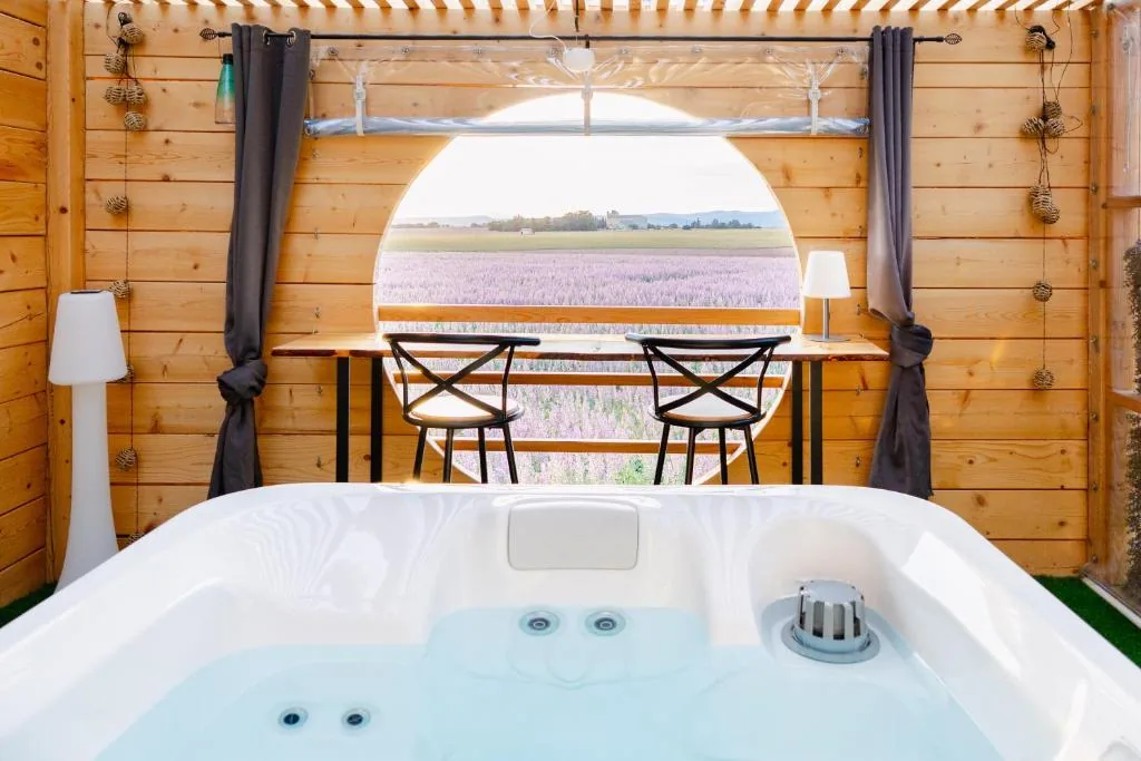 Le Spa des lavandes panoramique à Valensole, chambre d'hôtes avec jacuzzi privatif vue lavande et montagnes en Provence