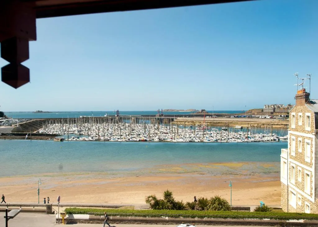 Manoir Du Cunningham à Saint-Servan Saint-Malo, hôtel XVIIᵉ siècle en front de mer avec vue sur le port et l'île de Cézembre