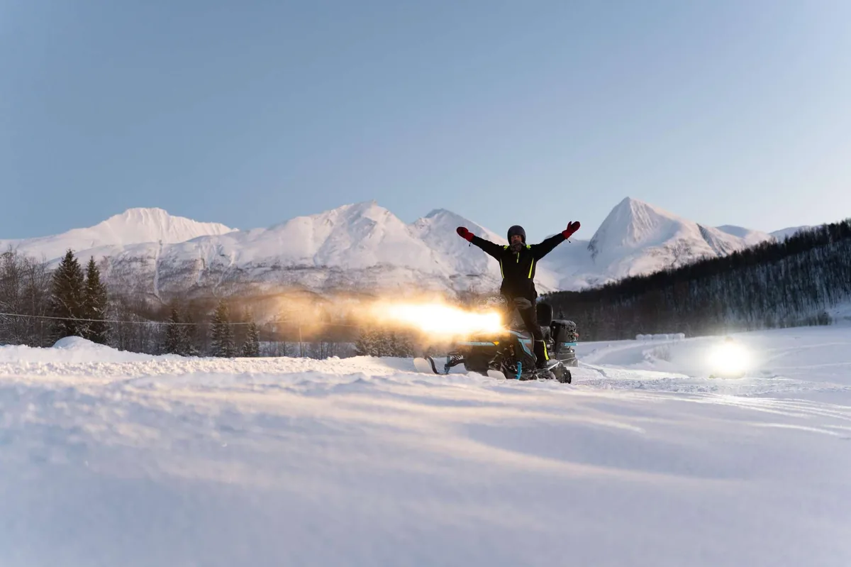 Paseo en moto de nieve y encuentro con los renos samis en un lavvo con Authentic North desde Tromsø