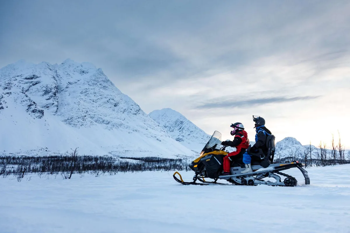 Excursión en moto de nieve en los Alpes de Lyngen con sopa de pescado y bebidas calientes con Best Arctic desde Tromsø