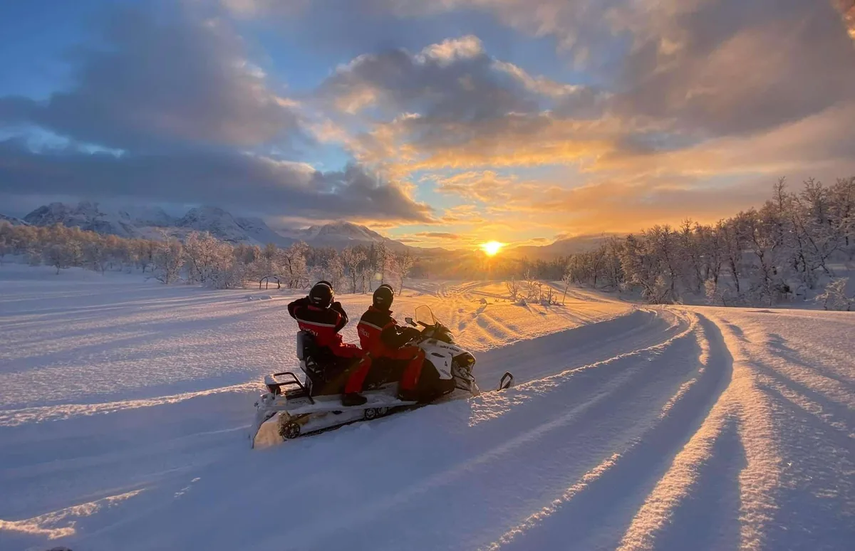 Safari en moto de nieve 100% eléctrica en el Camp Troll en los Alpes de Lyngen desde Tromsø