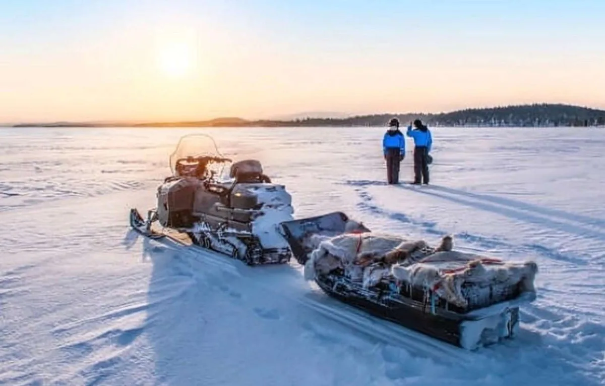 Excursión en moto de nieve y pesca en hielo en el lago helado de Kilpisjärvi en Finlandia con Easy Caravan desde Tromsø