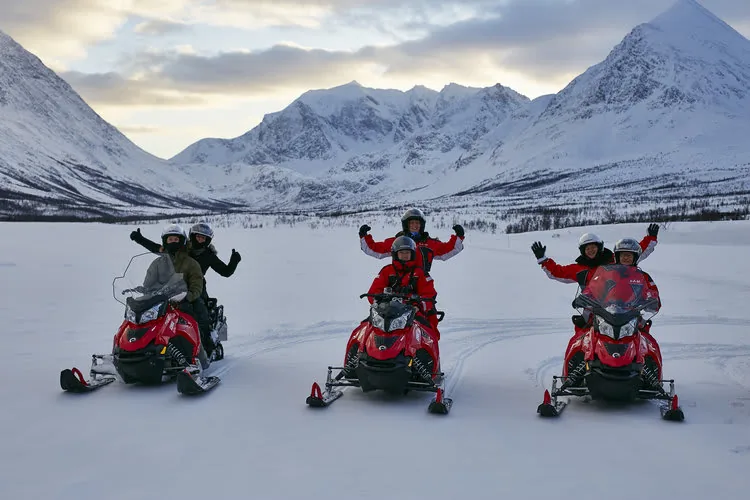 Excursión en moto de nieve de 2h30 en los Alpes de Lyngen desde Tromsø en el Lyngen Experience Lodge