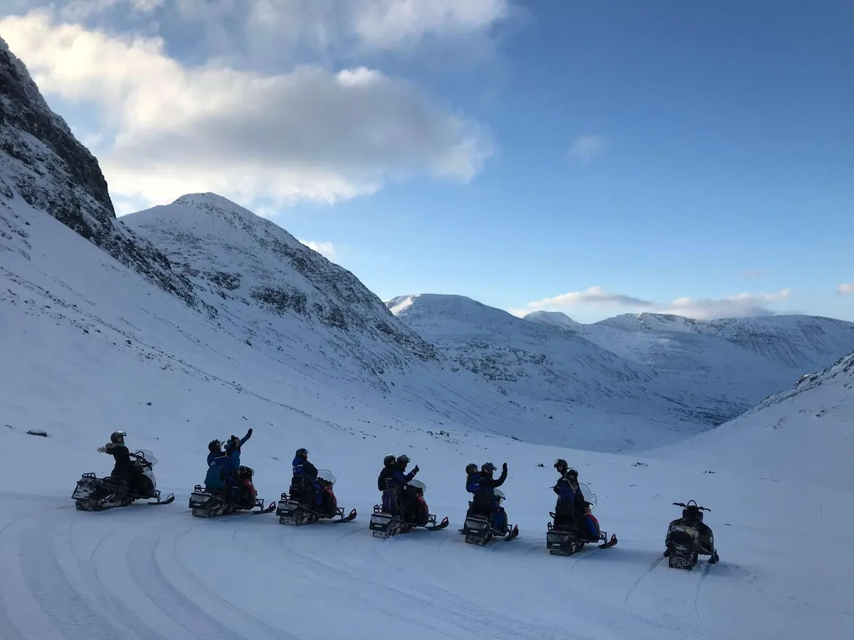 Excursión en moto de nieve a ritmo relajado en los Alpes de Lyngen desde Tromsø con North Experience