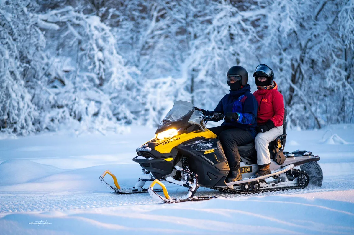 Experiencia local en moto de nieve en el campamento más cercano a Tromsø con Northern Lights Safari