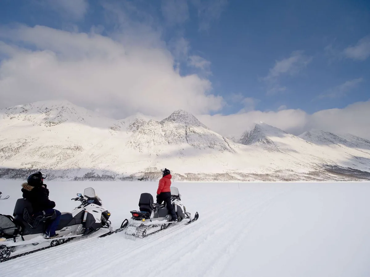Safari en moto de nieve con XLyngen en los Alpes de Lyngen desde Tromsø y almuerzo en el restaurante Bøteriet