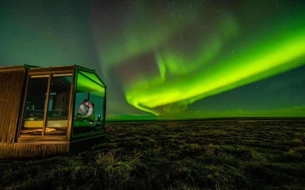 Tiny Glass Lodge en Selfoss, cabaña acristalada panorámica con jacuzzi exterior para observar las auroras boreales desde la cama