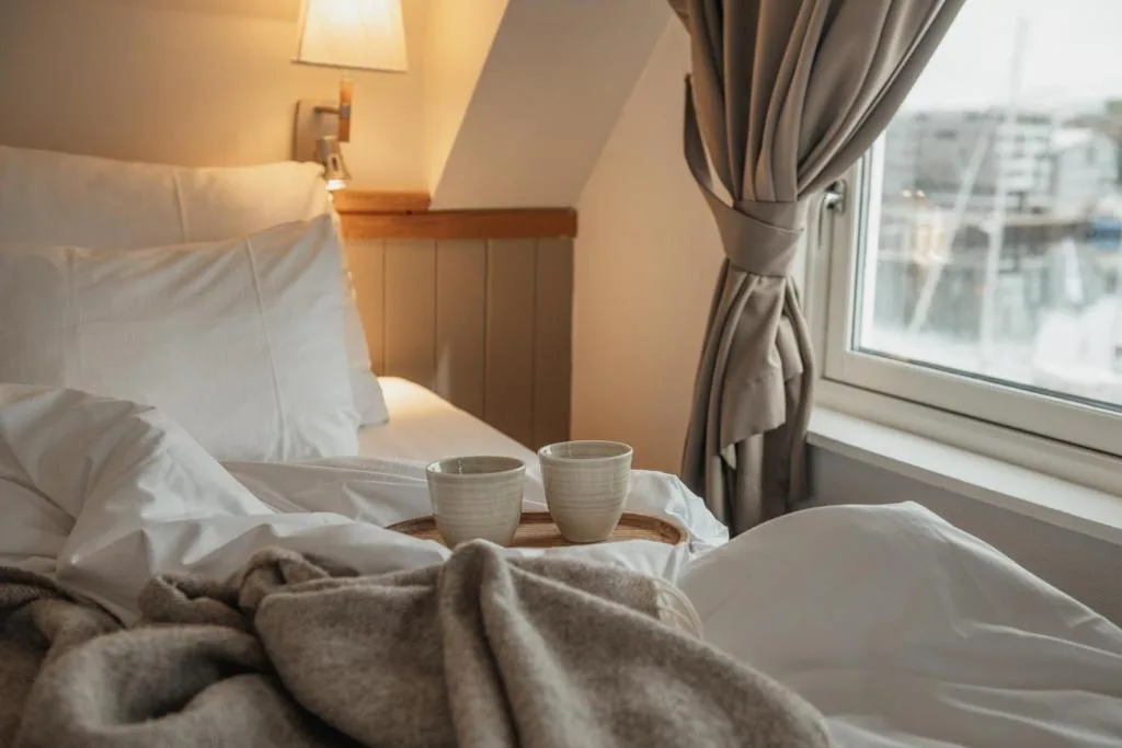 Home Hotel With Tromsø — chambre vue port et cathédrale arctique avec demi-pension