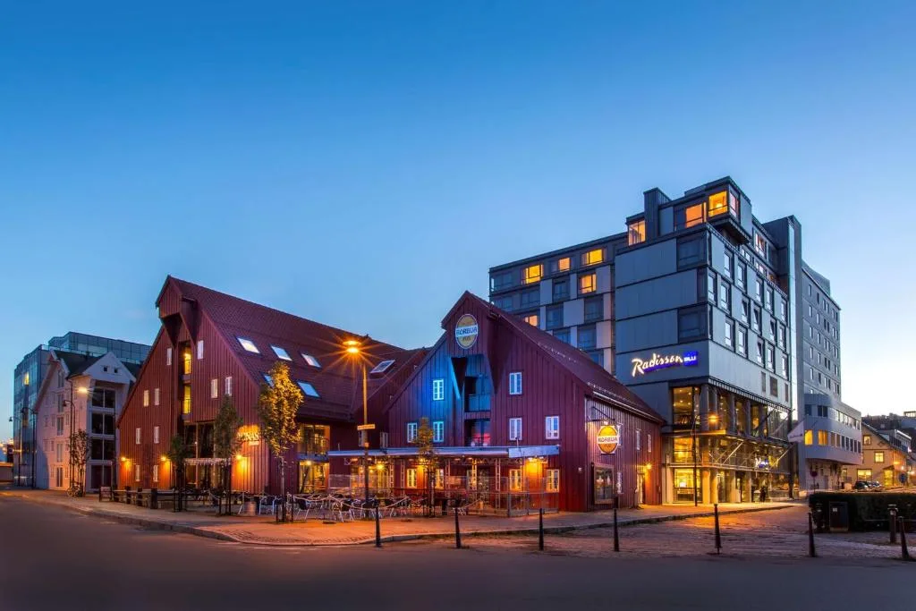 Radisson Blu Hotel Tromsø — hôtel 4 étoiles bord de port avec pont en verre pour observer les aurores boréales