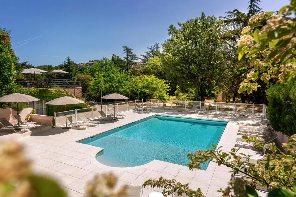 Hôtel & Résidence Lou Paradou — piscine chauffée à Gréoux-les-Bains