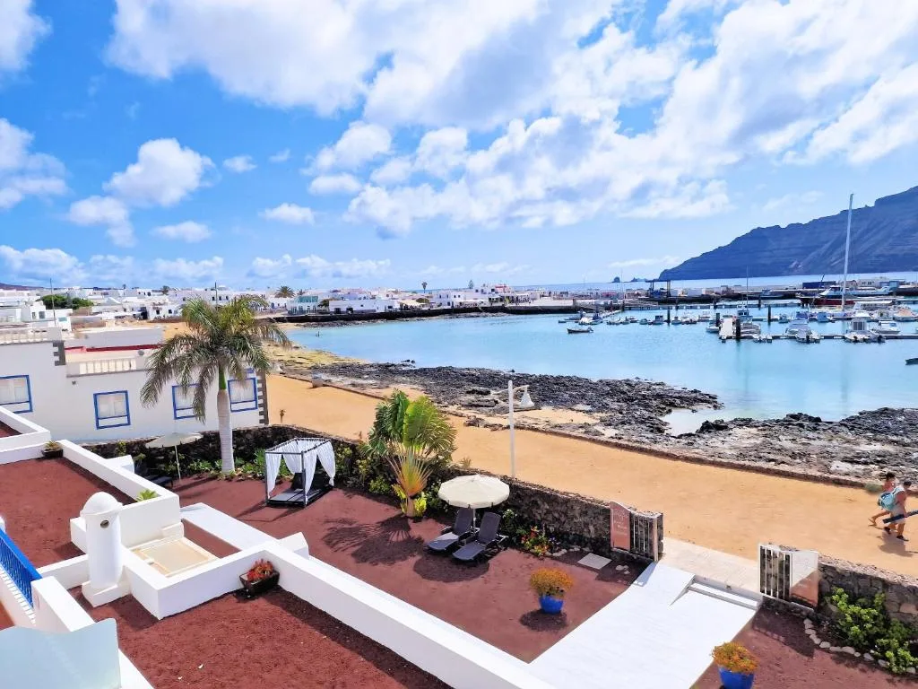 Evita Beach Suites Exclusivas — apartamentos frente a la playa en Caleta de Sebo con terraza con vistas al mar y bañera de hidromasaje