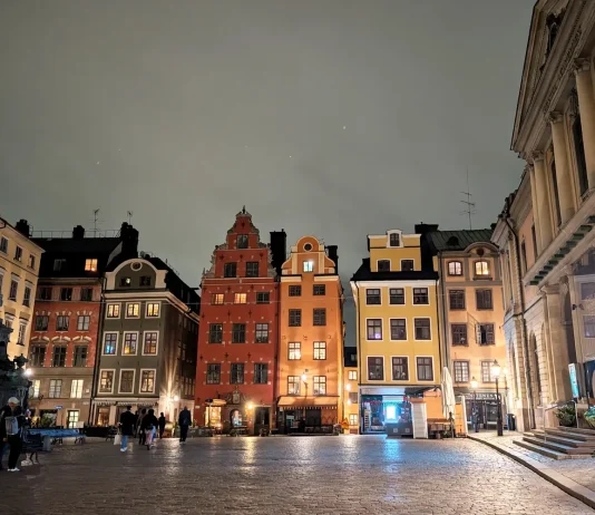 Ein Tag in Stockholm: Was du sehen und erleben solltest Blick auf Gamla Stan in Stockholm bei Nacht