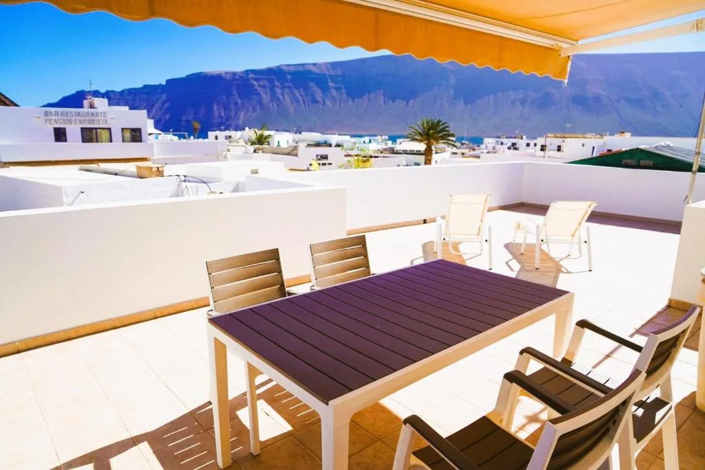 Apartamentos Graciosamar — apartamentos dúplex espaciosos en Caleta de Sebo con terrazas con vistas al mar y a la montaña