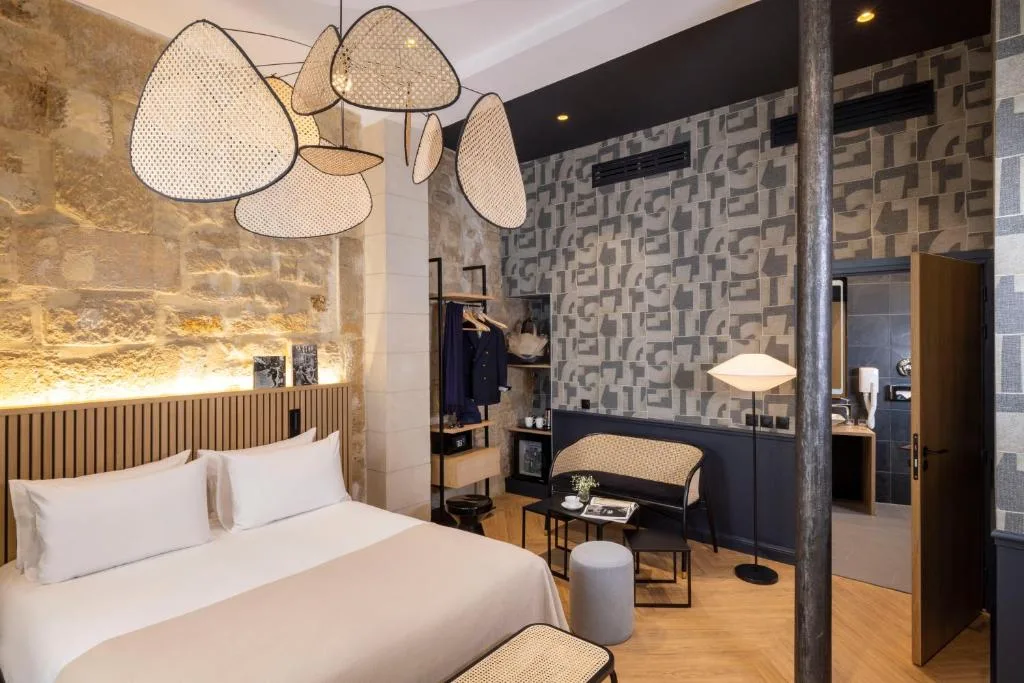 Hotel Abbatial Saint Germain — comfortable hotel on Boulevard Saint-Germain in the Quartier Latin, 500 m from Notre-Dame