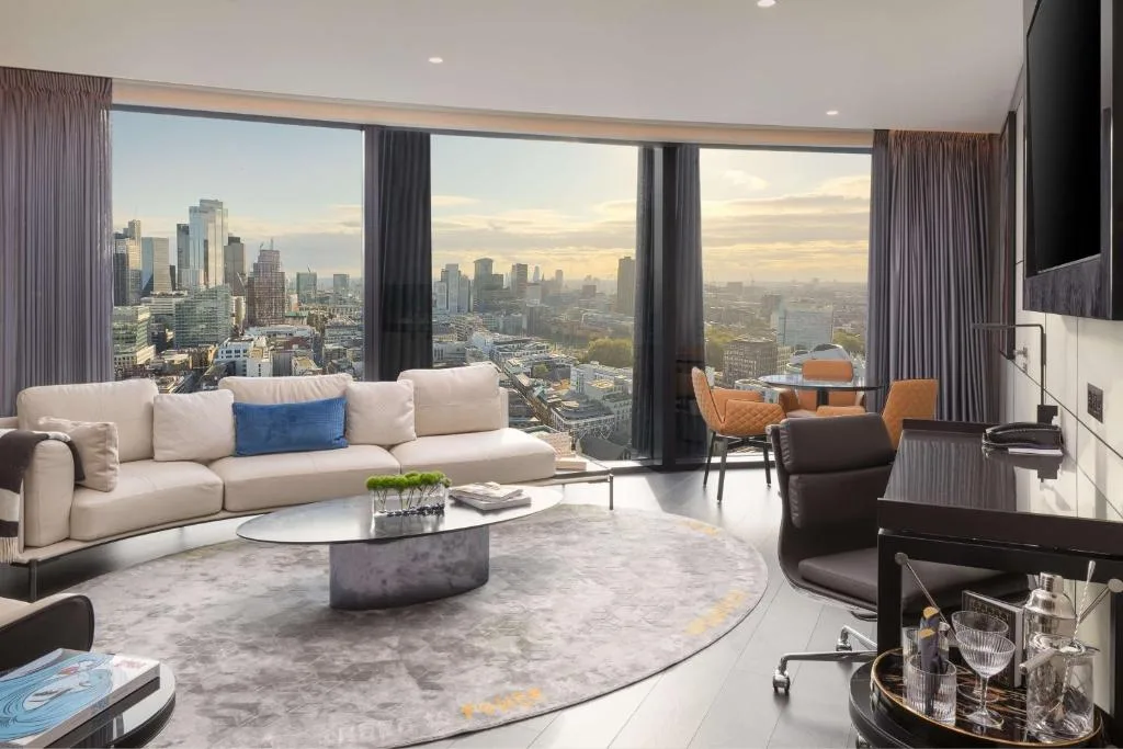 art'otel London Hoxton — hotel de diseño de 5 estrellas en Rivington Street Hoxton con piscina cubierta spa sauna vistas panorámicas de Londres y centro de fitness