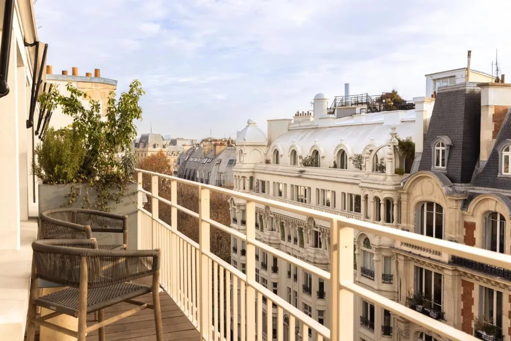 Hôtel Dame des Arts — design hotel in the 6th arrondissement with a rooftop bar overlooking the Eiffel Tower, a gym and 2 restaurants, 250 m from Saint-Michel