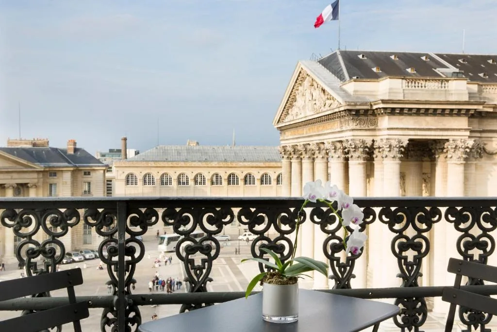 Hôtel Les Dames du Panthéon — hôtel de charme dans un bâtiment du XVIIIe siècle face au Panthéon dans le Quartier Latin