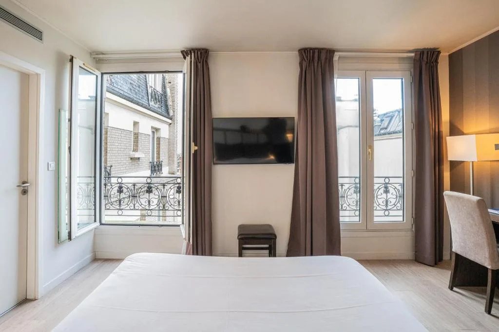 Hotel de Flore Montmartre — comfortable Paris 18th arrondissement hotel on rue Lamarck, 13 min from the Sacré-Cœur, with an award-winning baguette breakfast and airport shuttle