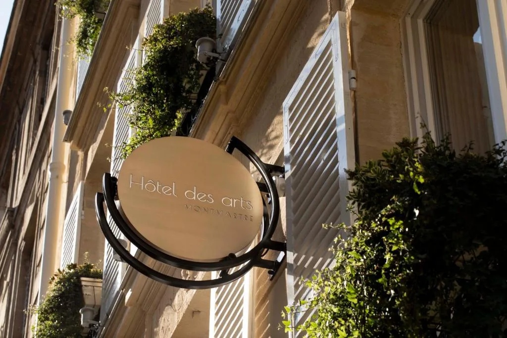 Hôtel des Arts Montmartre — charming Paris 18th arrondissement hotel on rue Tholoze, 9 min from the Sacré-Cœur, with a bar, free snacks and outstanding staff rated 9.9 out of 10
