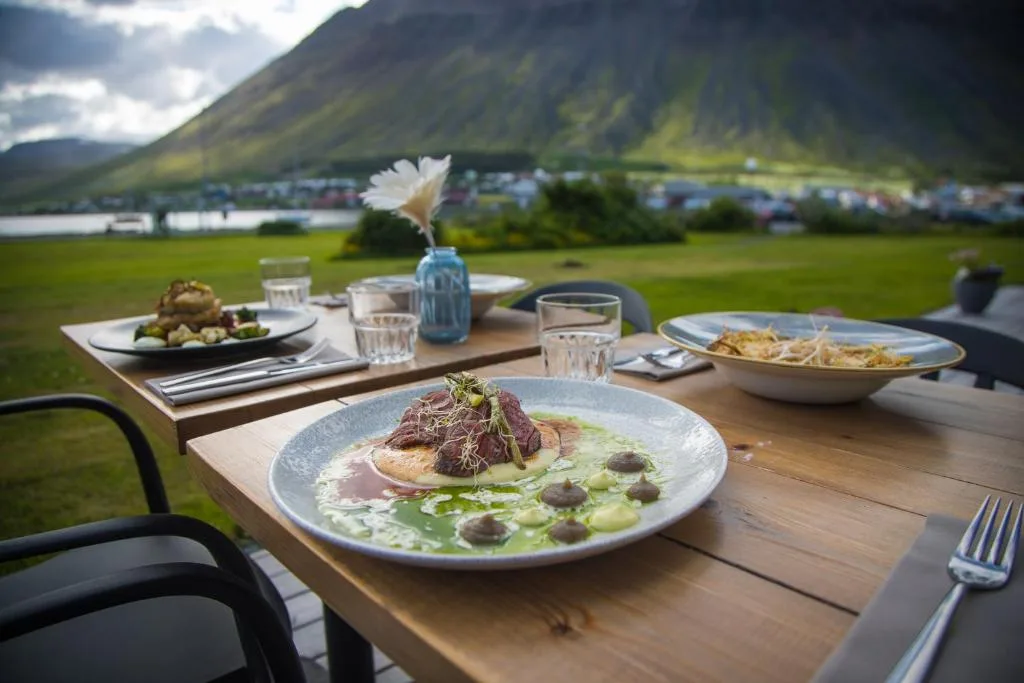 Hotel Isafjördur Torg — hotel con encanto a orillas del fiordo con vistas a las montañas y dos restaurantes en los Vestfirðir